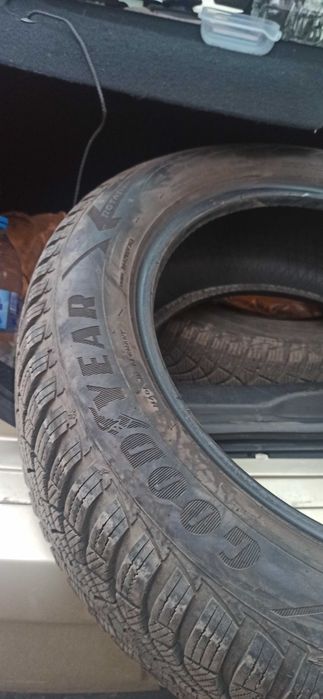 Продавам две зимни гуми Good Year 205/55/R16