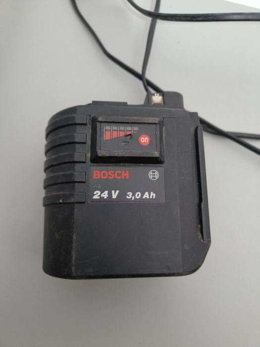 Încărcător Bosch 24 v  baterie