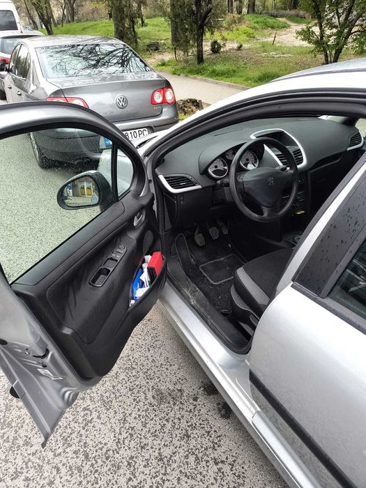 Продавам Peugeot 207 / 2009 година с технически преглед и гражданска отговорност