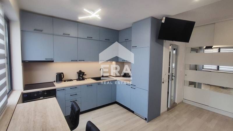 ЕКСКЛУЗИВНО! Двустаен новообзаведен апартамент с паркомясто под наем в