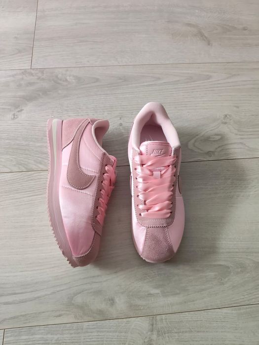 Nike Cortez roz femei se vând urgent