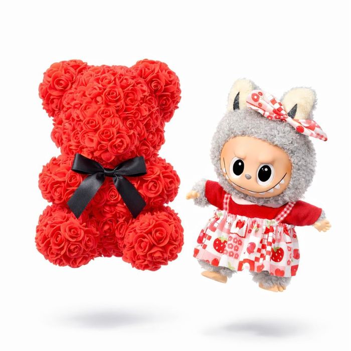 Cadou Labubu si Ursulet din Trandafiri 25cm cu Flori de Spuma