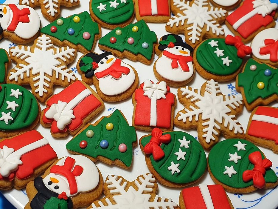 Кутии с ръчнодекорирани сладки за  Коледа