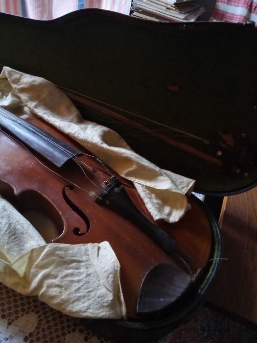 Стара цигулка с калъф