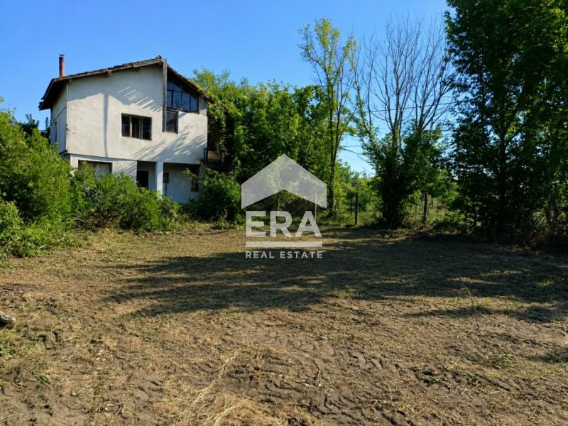 Ексклузивна, двуетажна, тухлена къща за продажба, с двор, ток и вода,