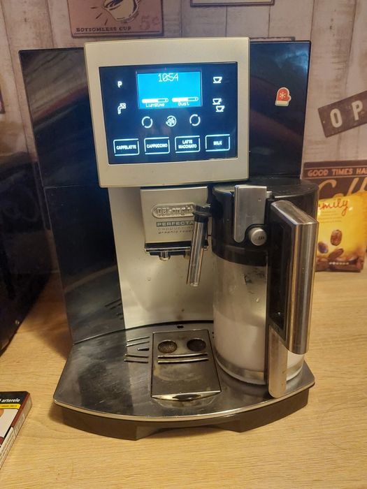 Vând expresor delonghi