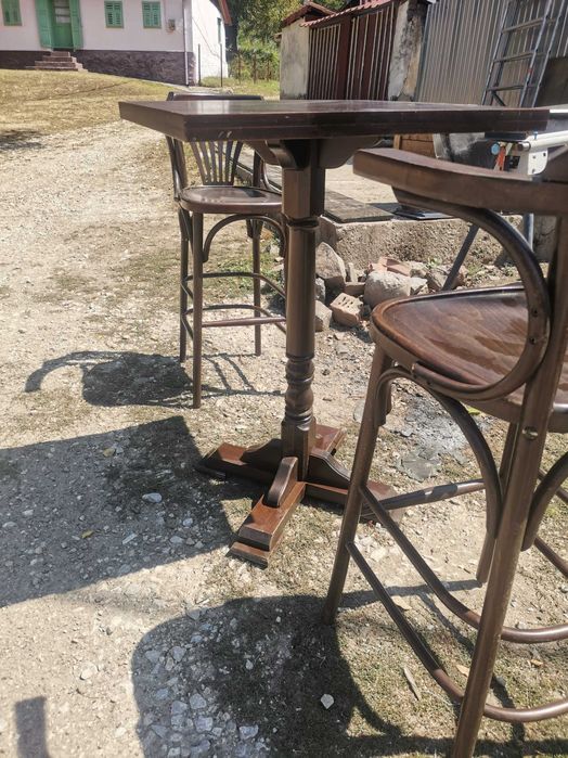 Masă de cafea cu doua scaune