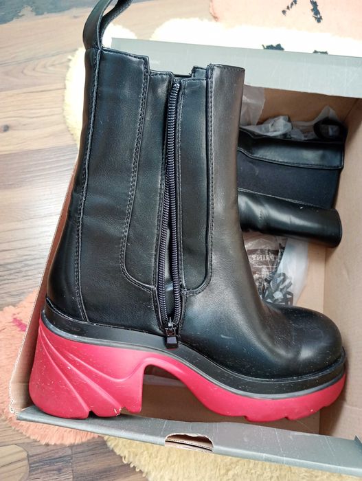 Боти с червена подметка номер 40