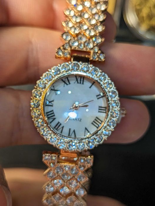 Страхотен дамски позлатен часовник   с множество камъни.