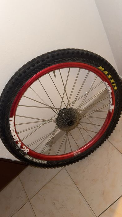 Vand roti de downhill pe 26