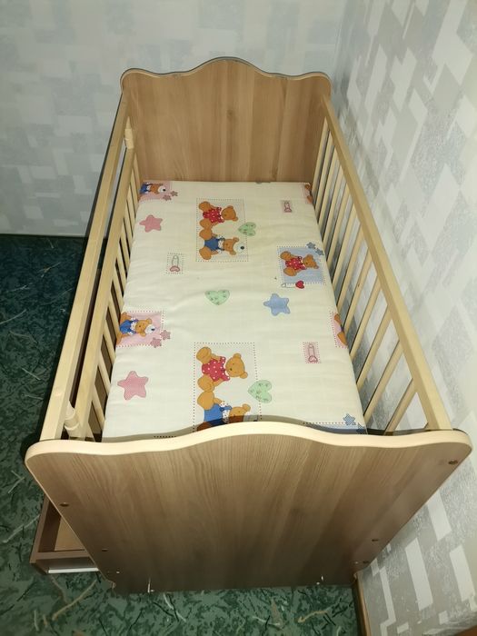 Продаётся детская кровать-качалка с матрасом.