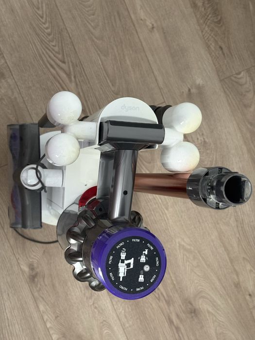 Dyson v10 cyclone absolute + suport + accesorii extra