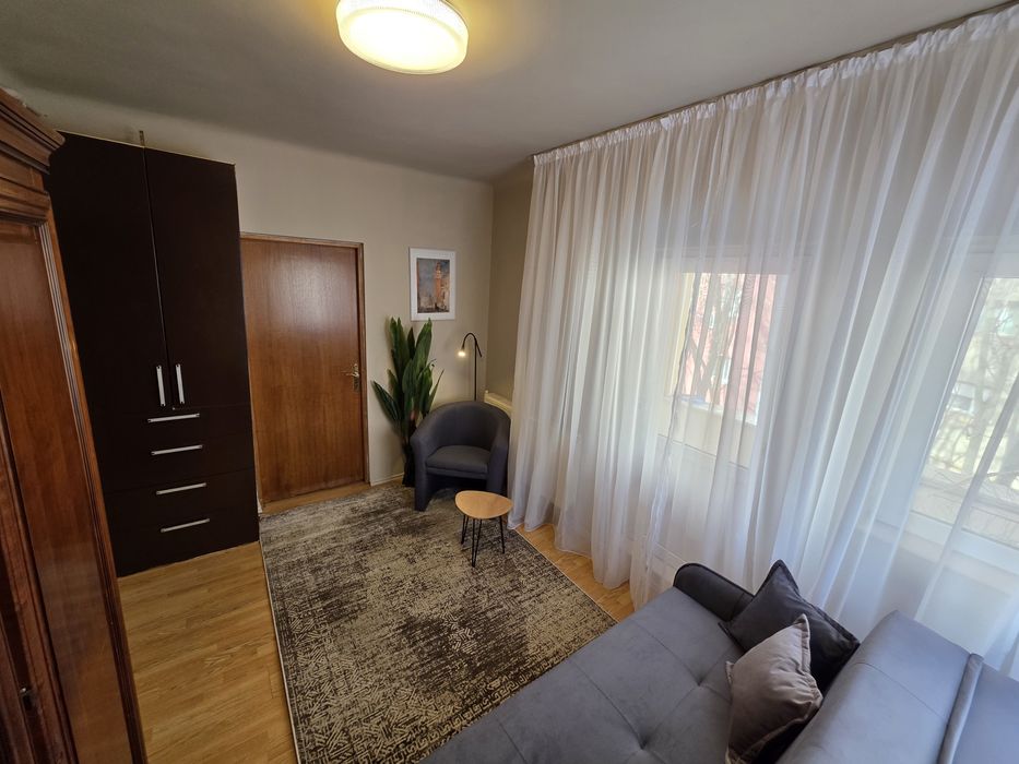 De închiriat apartament trei camere lângă Catedrală