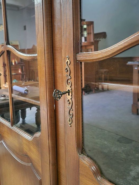 Елегантна дъбова трикрилна витрина