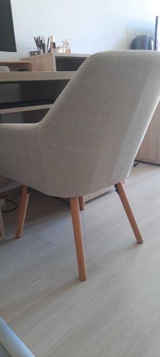 Fotoliu bej / stejar Material textil. Perne din spumă. Picioare din lemn masiv. 66x84x68 cm