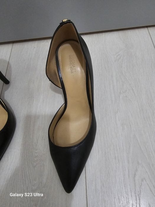 Vând pantofi de dama, din piele naturala, negrii, marca Michael Kors,
