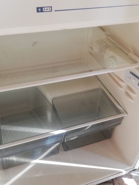 Продавам малък хладилник Либхлер