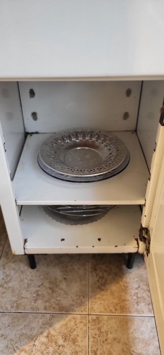 Метални шкафове с рафт и чекмедже