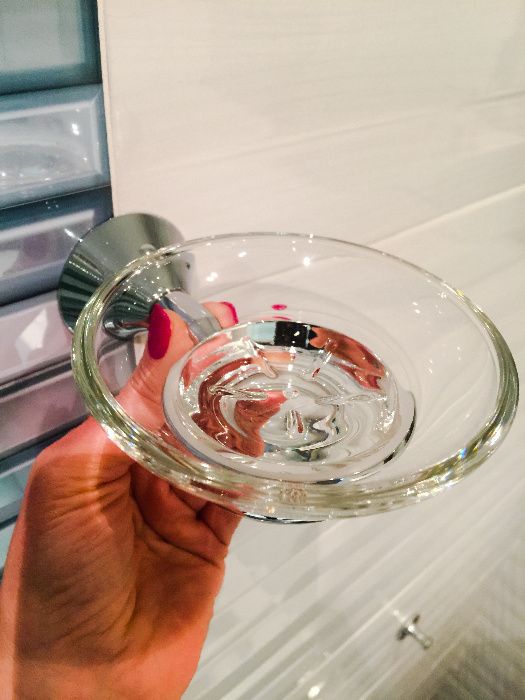 Държач със стъклени сапунерка или чаша или дозатор за течен сапун