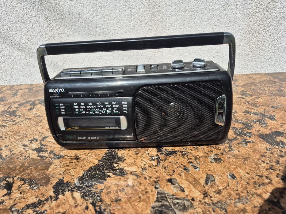Vând Radio casetofon Sanyo model M-1750k ,made in japan