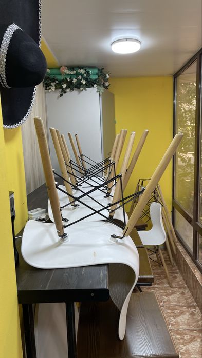 Зонтик, стулья и столы