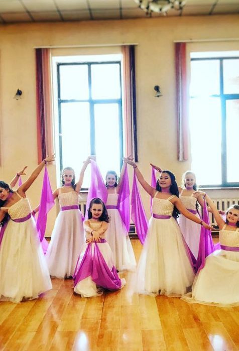 Белое платье с аксессуарами