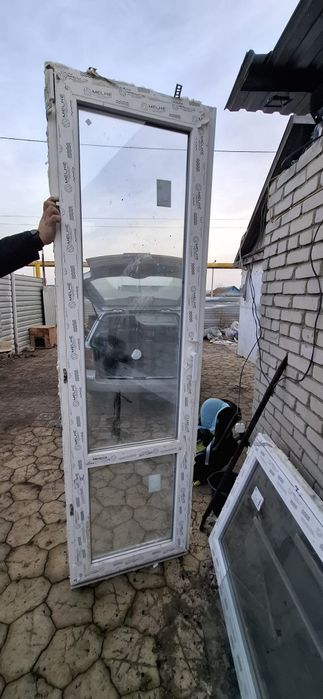 Продам пластиковую дверь