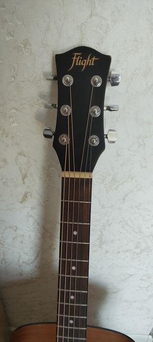 Продам гитару ..