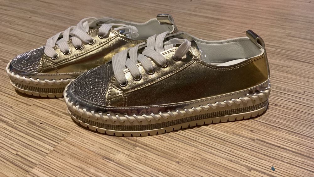 Продам новые кеды