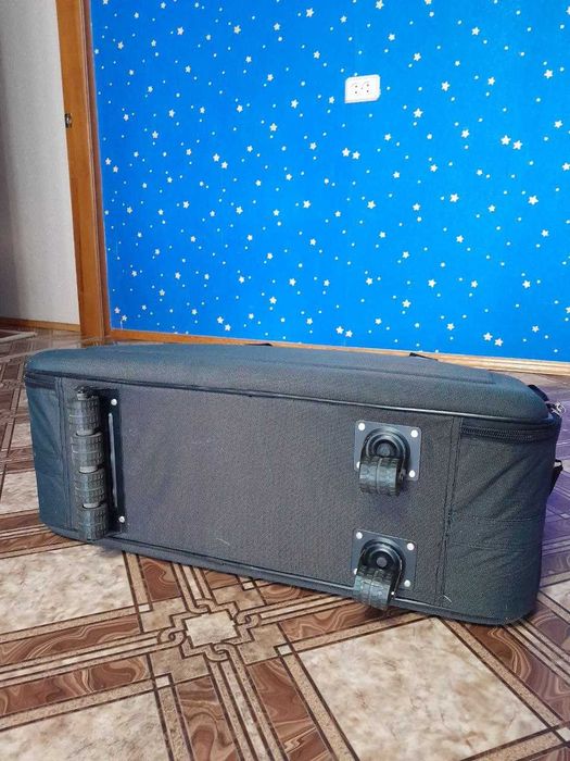 Продам большой чемодан