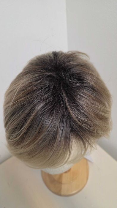 Perucă Haircube scurtă pixie blond cenușiu cu rădăcini închise – nouă