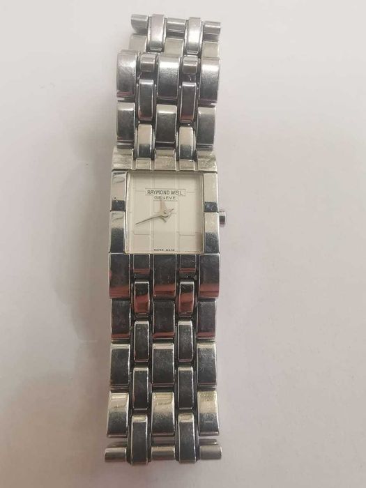 Продавам дамски часовник Raymond Weil