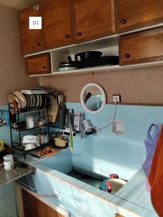 Просторен Жилищен Етаж От Къща С Двор И Гараж Топ Локация До