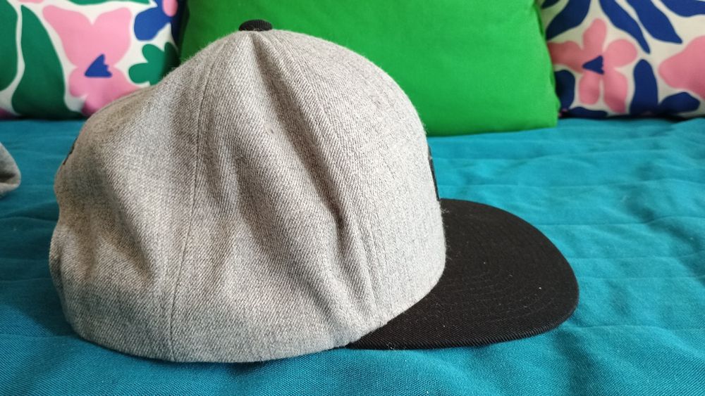 Продавам скейт шапка Vans