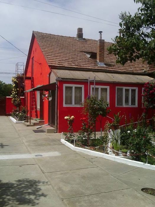 Vând apartament la casă