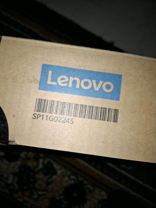 Ноутбук  янги ишламанган каропкаси очилган