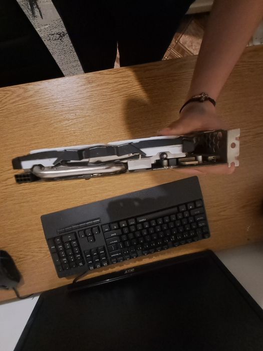 Vand rx 570 4gb cu sigiliu pe surub