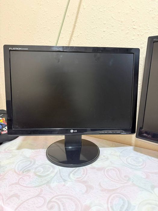 Kompyuter monitor srochna sotiladi