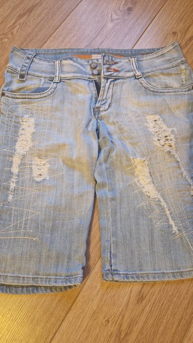 Vând pantaloni scurți damă denim