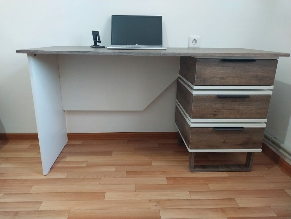 Стол для дома и офиса