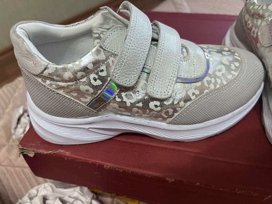 Кожаные детские кроссовки