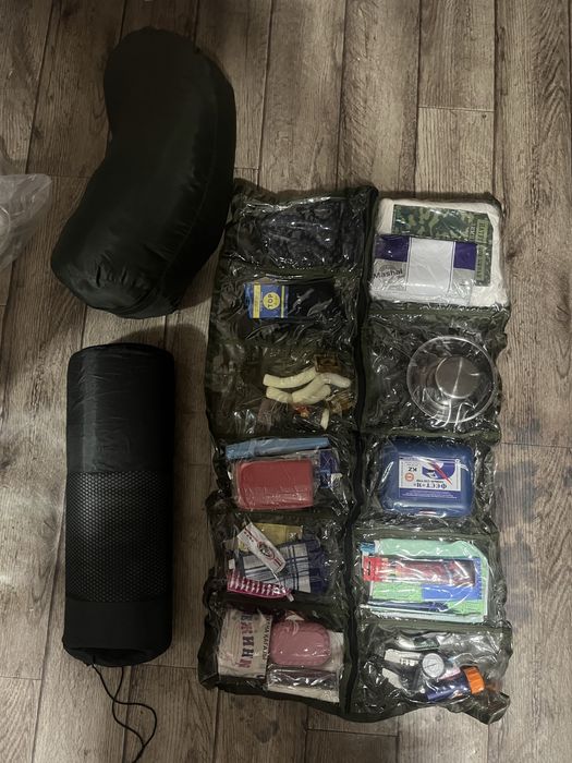 Нацессер, каримат и спальный мешок