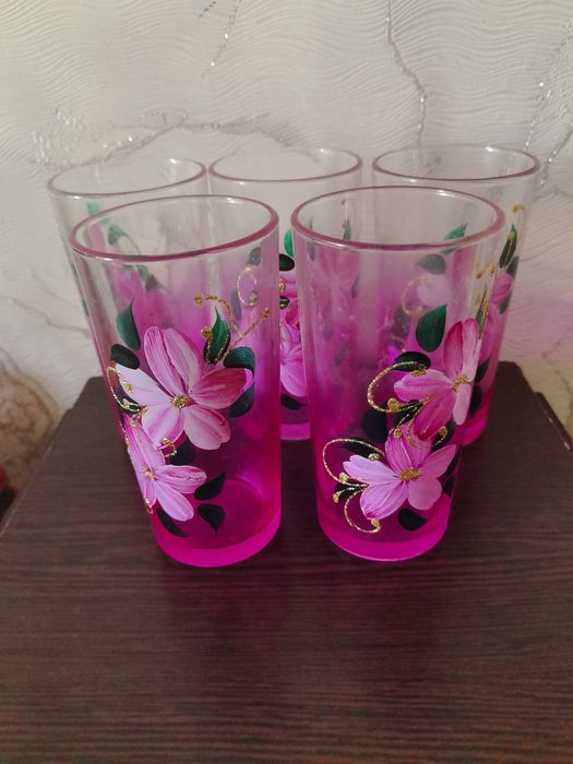 Стеклянные стаканы с цветочным рисунком