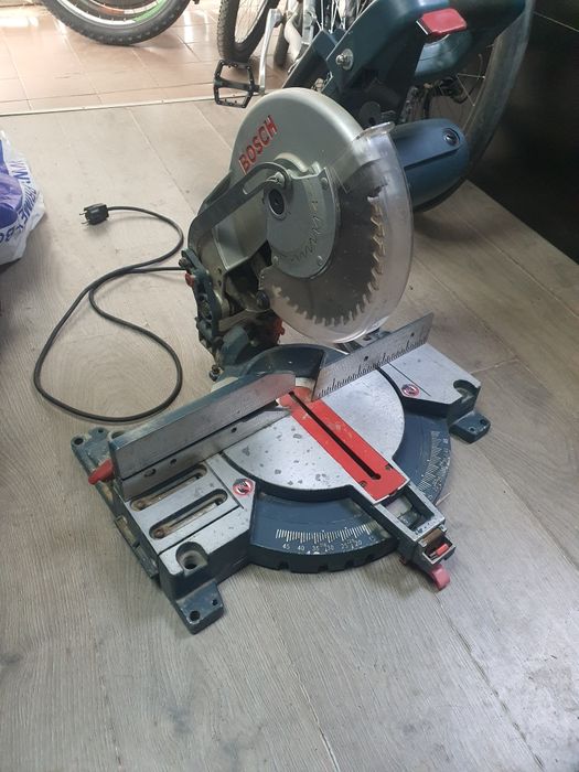 Настолен циркуляр BOSCH GCM 10