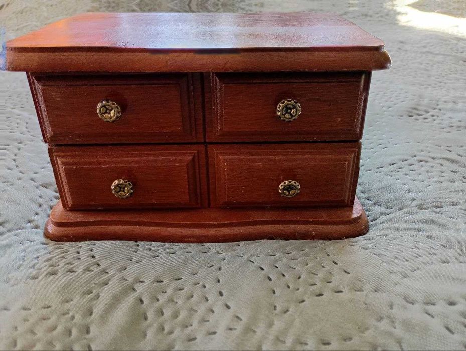 Кутия, малък скрин за бижута