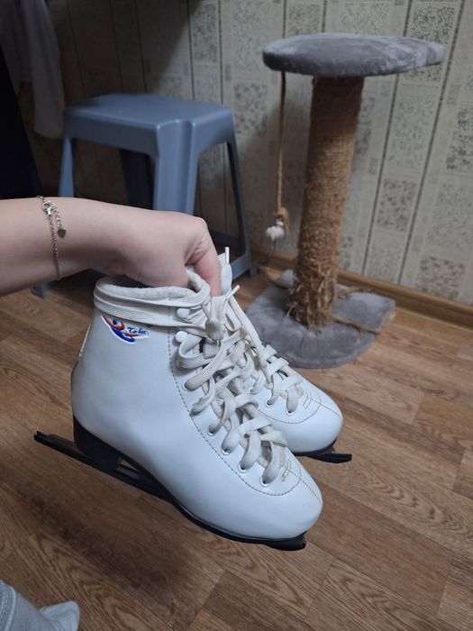 Продам коньки, белые. 35 размер