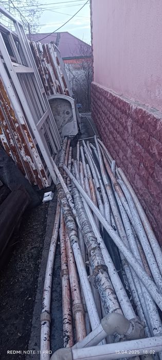 Трубы металл и полипропилен. Ворота.