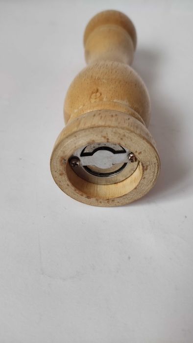 Дървена мелничка за подправки