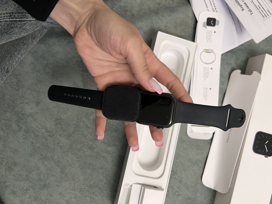 Продам часы apple watch 5, 44 оригинал