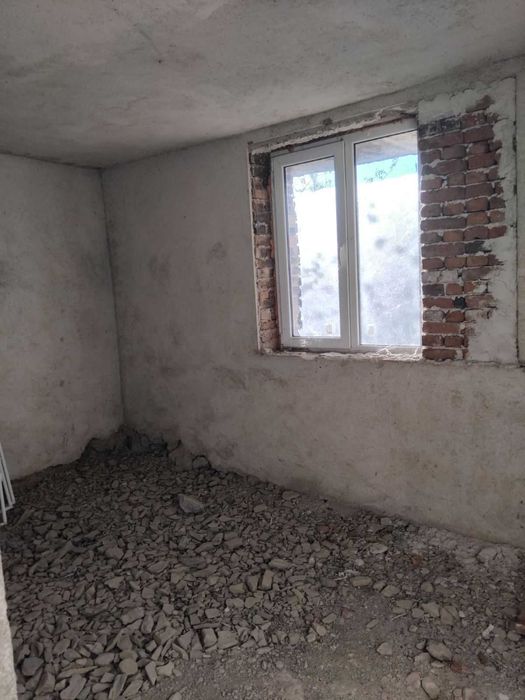 Просторна триетажна къща